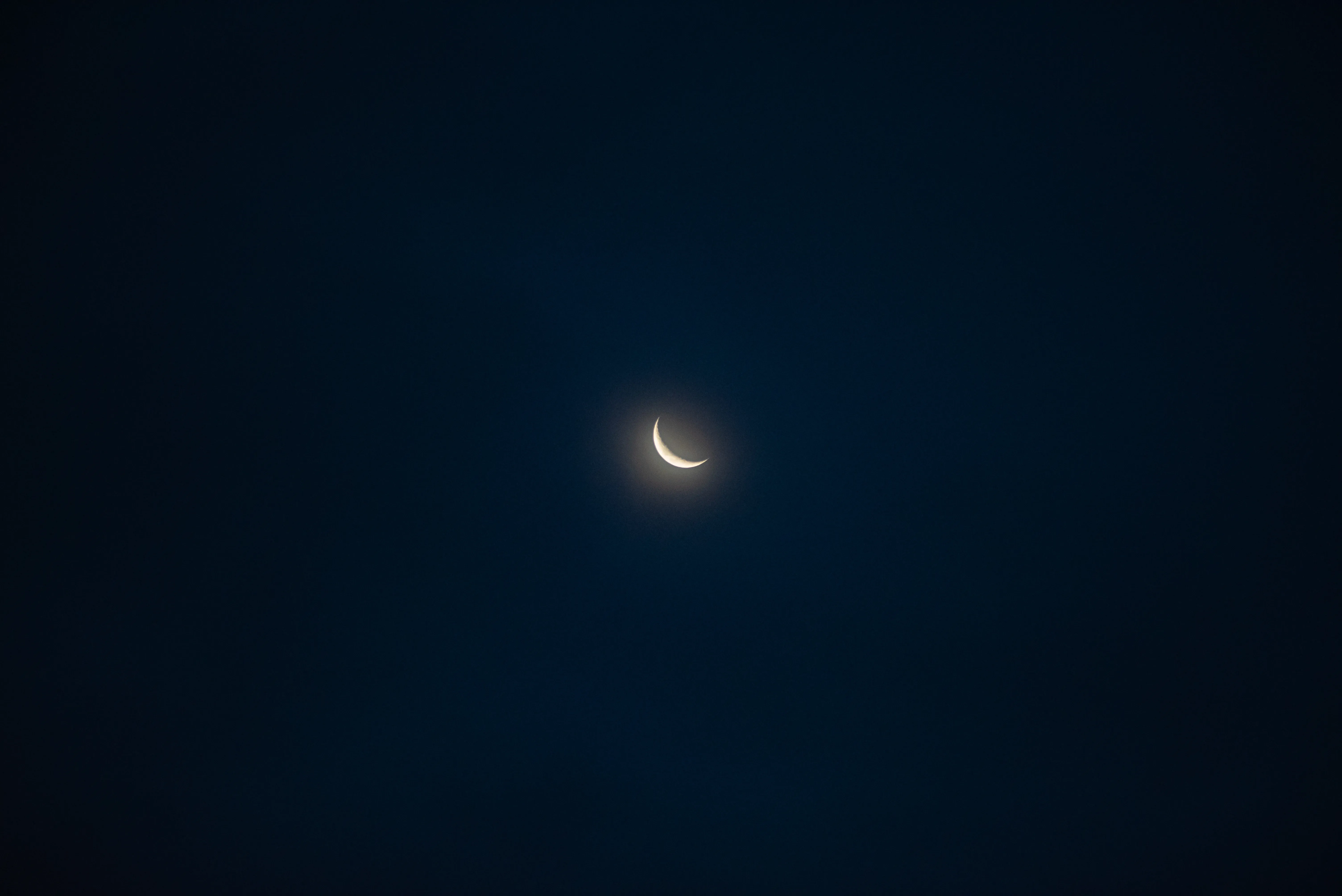 Crescent moon in a clear sky representing the Umm Al-Qura calendar